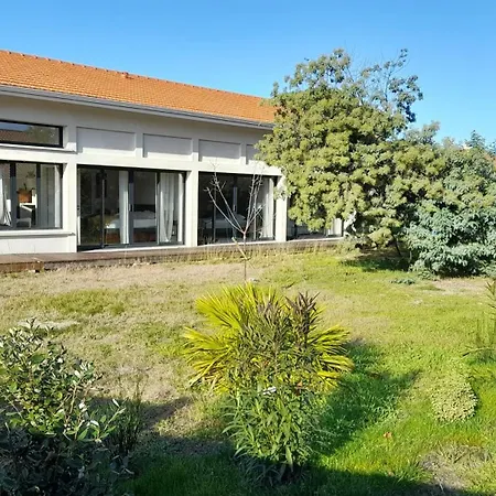 Maison Spacieuse A Avec Jardin