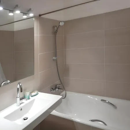Maison Spacieuse A Avec Jardin *
